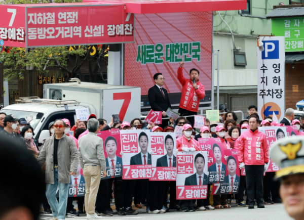 ▲[부산=뉴시스] 고범준 기자 = 장예찬 부산 수영구 무소속 후보가 4일 부산 수영구 올리브영 부산수영로점 인근 거리에서 이재명 더불어민주당 대표를 향해 발언하고 있다. 2024.04.04. bjko@newsis.com