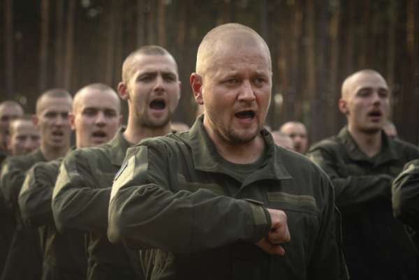 ▲우크라이나 키이우 인근 훈련장에서 지난해 9월 25일 병사들이 경례하고 있다. 키이우/AP연합뉴스