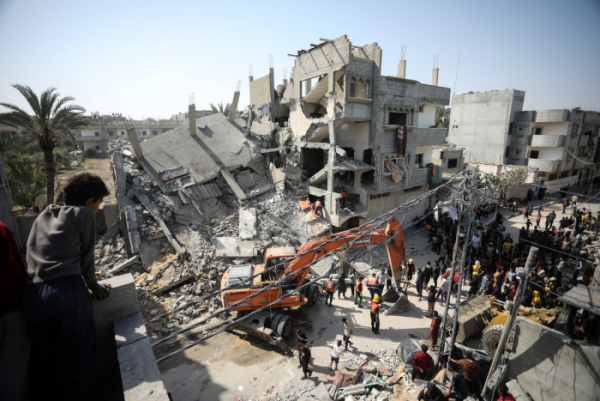 ▲이스라엘군의 공습으로 건물이 무너진 팔레스타인 가자지구 라파에서 2일(현지시간) 사람들이 희생자를 수색하고 있다. 가자(팔레스타인)/UPI연합뉴스