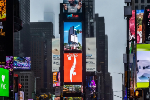 ▲삼성전자가 미국 뉴욕 타임스스퀘어에서 '비스포크 AI 패밀리허브' 냉장고 영상으로 옥외광고를 선보이고 있다. (자료제공=삼성전자)