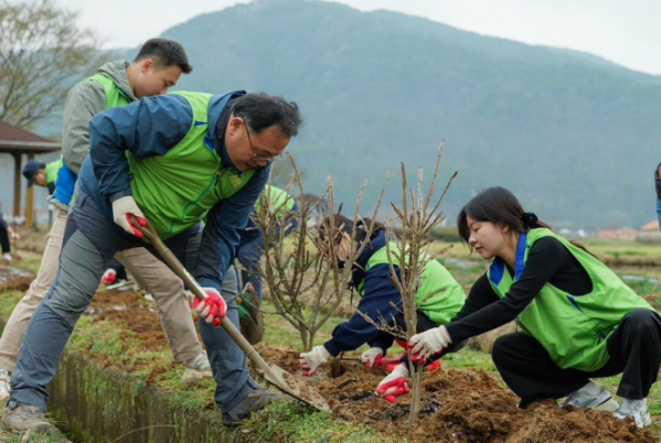 ▲LH 임직원들이 4일 경남 고성에서 진행된 탄소상쇄 숲 조성을 위한 나무심기 행사 활동에 참여하고 있다. (사진제공=LH)