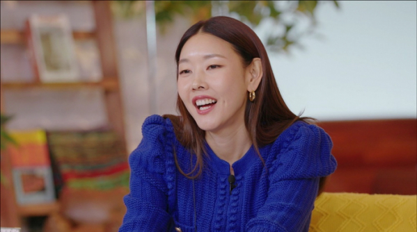 ▲'연애남매' 지원 혈육 등장 보는 MC 한혜진(사진제공=JTBC)