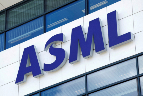 ▲네덜란드 벨트호벤에서 ASML 로고가 보인다. 벨트포벤(네덜란드)/로이터연합뉴스