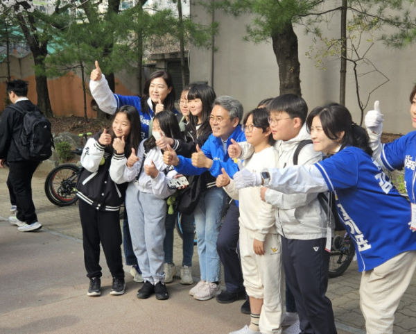 ▲3일 부천 초등학교 앞에서 더불어민주당 김기표 후보가 아이들과 사진을 찍고 있다. (정영인 기자 oin@)