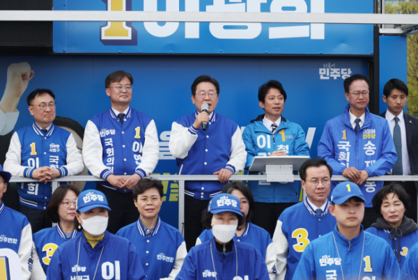 ▲<YONHAP PHOTO-3834> 다시 찾은 청주   (청주=연합뉴스) 신준희 기자 = 더불어민주당 이재명 대표가 5일 충북 청주 무심천 서문교 인근에서 이 지역 후보들과 함께 선거 유세를 하고 있다. 2024.4.5    hama@yna.co.kr/2024-04-05 14:16:59/<저작권자 ⓒ 1980-2024 ㈜연합뉴스. 무단 전재 재배포 금지, AI 학습 및 활용 금지>