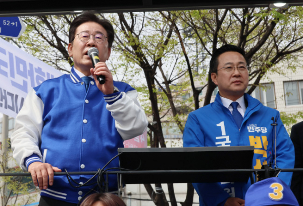 ▲<YONHAP PHOTO-2196> 박성준 후보 지지 호소하는 이재명 대표    (서울=연합뉴스) 이정훈 기자 = 더불어민주당 이재명 대표가 6일 서울 성동구 금남시장 인근에서 박성준 후보 지원 유세를 하고 있다. 2024.4.6     uwg806@yna.co.kr/2024-04-06 11:38:35/<저작권자 ⓒ 1980-2024 ㈜연합뉴스. 무단 전재 재배포 금지, AI 학습 및 활용 금지>