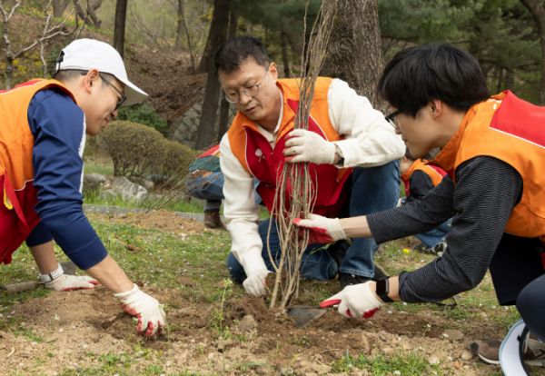 ▲5일 식목일을 맞아 남산공원에서 무궁화 묘목 식재 활동 중인 이호정 SK네트웍스 대표이사 사장과 구성원들의 모습. (사진=SK네트웍스)