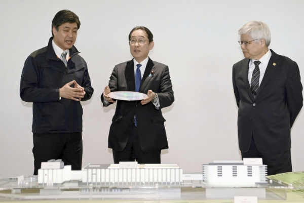 ▲기시다 후미오(가운데) 일본 총리가 6일 구마모토현 기쿠요마치에 있는 TSMC 공장을 방문해 브리핑을 받고 있다. 기쿠요마치(일본)/AP연합뉴스
