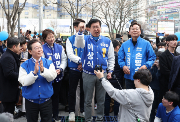 ▲제22대 국회의원선거 용인갑 이상식 더불어민주당 예비후보가 16일 오후 경기 용인 수지구청 광장에서 열린 기자회견에서 발언을 하고 있다.  (뉴시스)