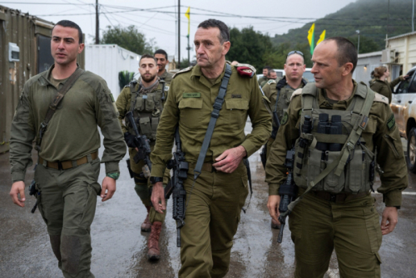 ▲헤르지 할레비(가운데) 이스라엘군 참모총장이 지난달 20일 군 관계자들과 가자지구 알시파 병원을 방문하고 있다. 가자지구(팔레스타인)/로이터연합뉴스