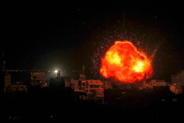 ▲가자지구 남부 라파에서 지난달 26일 이스라엘군의 폭격으로 시뻘건 화염이 솟구치고 있다. 라파(팔레스타인)/AFP연합뉴스