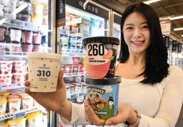 ▲8일 모델이 서울 등촌동 ‘홈플러스 메가푸드마켓’ 강서점에서 2030세대 인기 아이스크림을 선보이고 있다. (사진제공=홈플러스)
