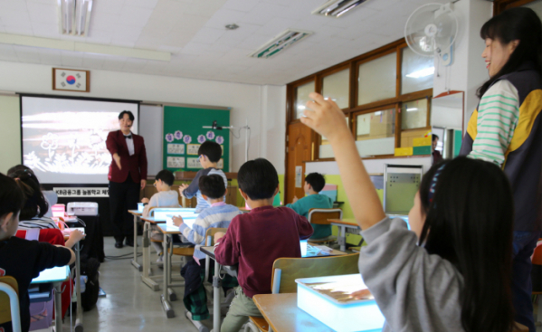▲샌드아트전문강사가 5일 분당 수내초등학교에서 강의하고 있다. (사진제공=KB금융그룹)