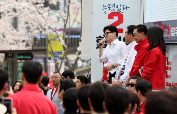 ▲한동훈 국민의힘 비상대책위원장이 8일 오전 경기 광주시 태전지구에서 열린 ‘국민의힘으로 광주 살리기' 지원유세에서 함경우 광주시갑, 황명주 광주시을 후보의 지지를 호소하고 있다.  (뉴시스)