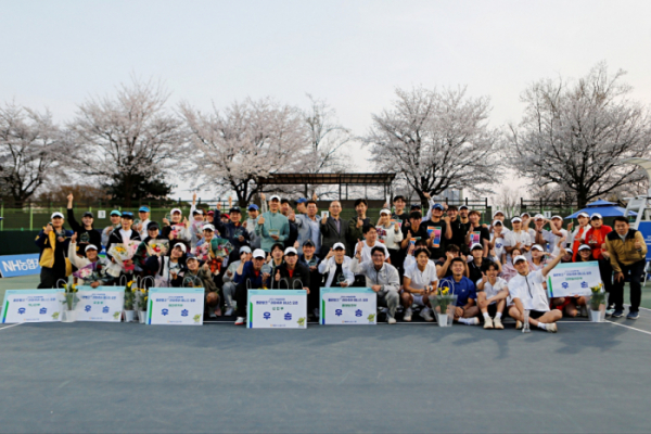 ▲NH농협은행 올원뱅크 아마추어 테니스 대회 참가자들이 단체 사진 촬영을 하고 있다. (사진제공= 농협은행)