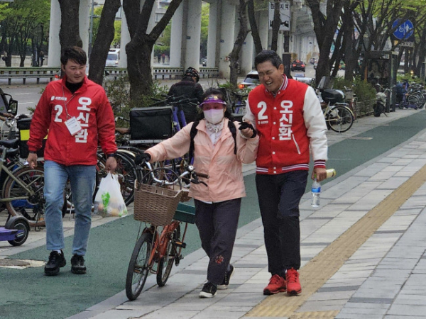 ▲8일 서울 광진을 국민의힘 오신환 후보가 건대입구사거리에서 유권자와 함께 걷고 있다. (정영인 기자 oin@)