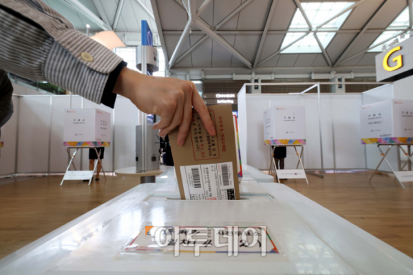 ▲ 제22대 국회의원 선거 사전투표 첫 날인 5일 인천 중구 인천국제공항 제1터미널에 마련된 사전투표소에서 유권자들이 투표를 하고 있다. (신태현 기자 holjjak@)