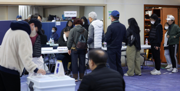 ▲제22대 국회의원선거일인 10일 서울 구로구민생활체육관에 마련된 구로5동 제5투표소를 찾은 시민들이 투표하고 있다. (연합뉴스)