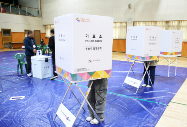 ▲22대 국회의원 선거일인 10일 오전 충북 청주시 청원구 율량초등학교에 마련된 투표소에서 유권자들이 투표를 하고 있다. (뉴시스)