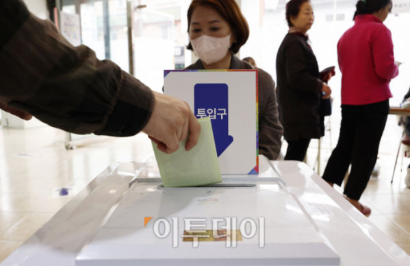 ▲제22대 국회의원선거일인 10일 서울 광진구 화양동 제5투표소(한아름쇼핑센터 으뜸안경)에서 시민들이 투표를 하고 있다. (조현호 기자 hyunho@)