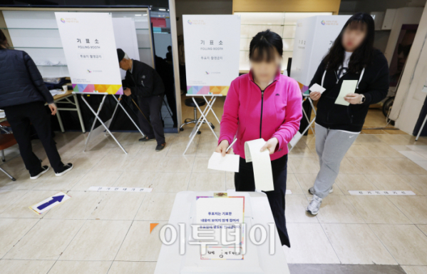▲제22대 국회의원선거일인 10일 서울 광진구 화양동 제5투표소(한아름쇼핑센터 으뜸안경)에서 시민들이 투표를 하고 있다. 조현호 기자 hyunho@