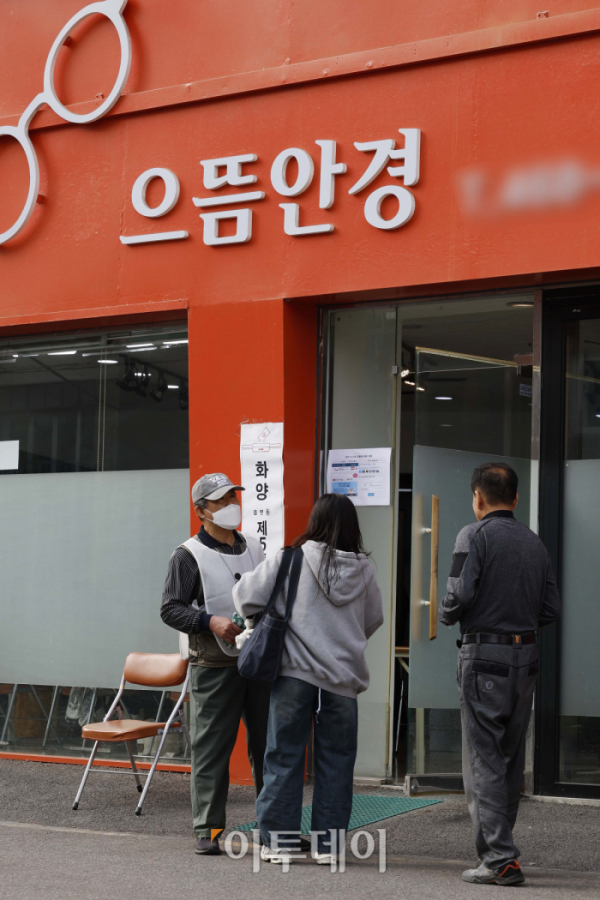 ▲제22대 국회의원선거일인 10일 서울 광진구 화양동 제5투표소(한아름쇼핑센터 으뜸안경)에서 시민들이 투표를 하기 위해 투표소에 들어서고 있다. 조현호 기자 hyunho@