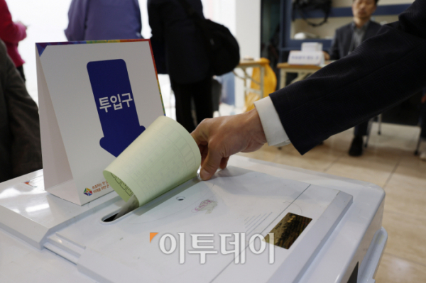 ▲제22대 국회의원선거일인 10일 서울 광진구 화양동 제5투표소(한아름쇼핑센터 으뜸안경)에서 시민들이 투표를 하고 있다. 조현호 기자 hyunho@