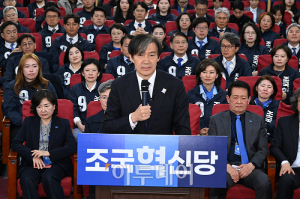 ▲조국 조국혁신당 대표가 10일 서울 여의도 국회 의원회관에 마련된 제22대 국회의원선거(총선) 개표 상황실에서 방송 3사 출구조사 결과 발표를 본 뒤 입장을 밝히고 있다. 고이란 기자 photoeran@