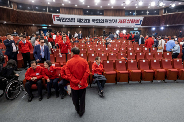 ▲22대 총선일인 10일 오후 국회도서관 강당에 마련된 국민의힘 개표상황실에서 방송사 출구조사 결과 발표가 끝난 뒤 한동훈 비대위원장을 비롯한 관계자들이 상황실을 빠져나가고 있다. 신태현 기자 holjjak@