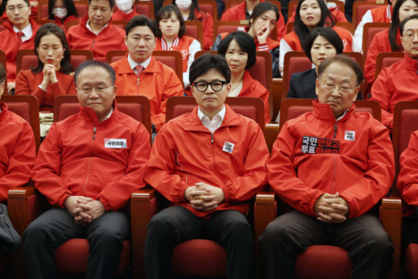 ▲<YONHAP PHOTO-5490> 어두운 표정으로    (서울=연합뉴스) 한종찬 기자 = 국민의힘 한동훈 총괄선대위원장 등이 10일 서울 여의도 국회도서관에 마련된 제22대 국회의원선거 개표상황실에서 출구조사 결과를 시청하고 있다. 2024.4.10 [공동취재]    saba@yna.co.kr/2024-04-10 18:59:53/<저작권자 ⓒ 1980-2024 ㈜연합뉴스. 무단 전재 재배포 금지, AI 학습 및 활용 금지>