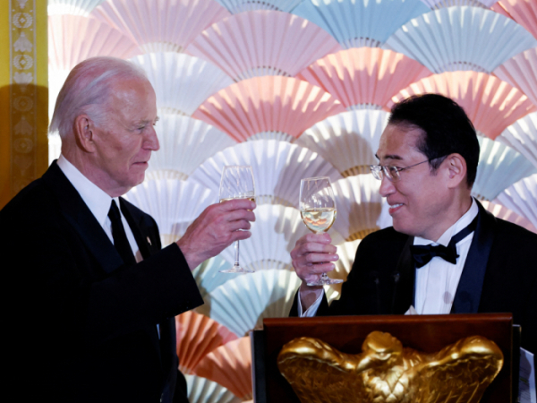 ▲조 바이든(왼쪽) 미국 대통령과 기시다 후미오 일본 총리가 10일(현지시간) 국빈 만찬에서 건배하고 있다. 워싱턴D.C./로이터연합뉴스