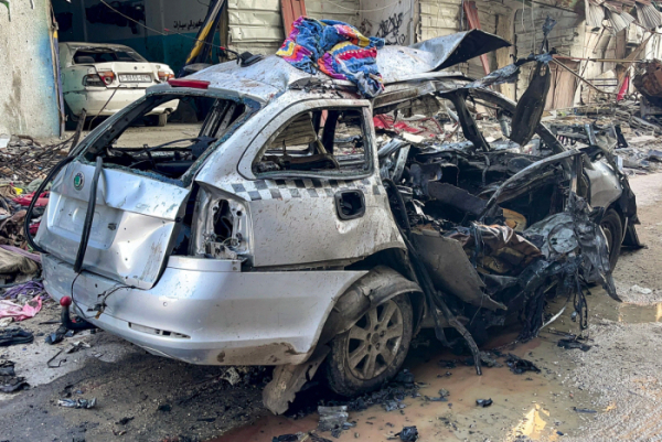▲하마스 정치지도자 이스마엘 하니예의 세 아들이 타고 있던 차량이 10일(현지시간) 팔레스타인 가자지구에서 이스라엘군의 공습을 받아 크게 훼손돼 있다. 가자(팔레스타인)/AFP연합뉴스