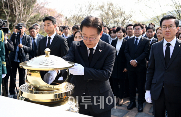 ▲이재명 더불어민주당 대표가 12일 서울 동작구 국립서울현충원 김대중 전 대통령 묘역에서 더불어민주당･더불어민주연합 당선인들과 함께 참배하고 있다. 조현호 기자 hyunho@