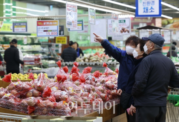 ▲2일 통계청이 발표한 '2024년 4월 소비자물가동향'에 따르면 지난달 소비자물가지수는 113.99(2020년=100)로 전년동월대비 2.9% 상승했다. 사진은 서울의 한 대형마트에서 시민들이 장을 보는 모습. 신태현 기자 holjjak@ (이투데이DB)