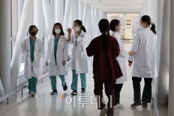 ▲지난달 4일 서울 시내의 한 대학병원에서 의료진들이 발걸음을 옮기고 있다.  (조현호 기자 hyunho@)