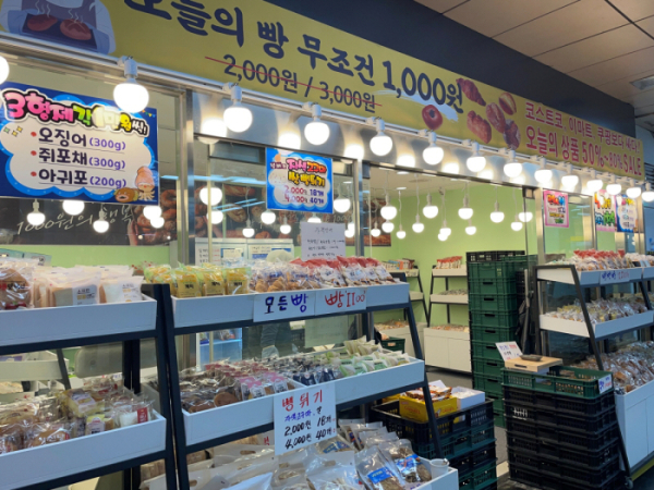 ▲12일 오후 서울 지하철 논현역 상가에서 빵을 판매하고 있다. (장유진 기자 yxxj@)