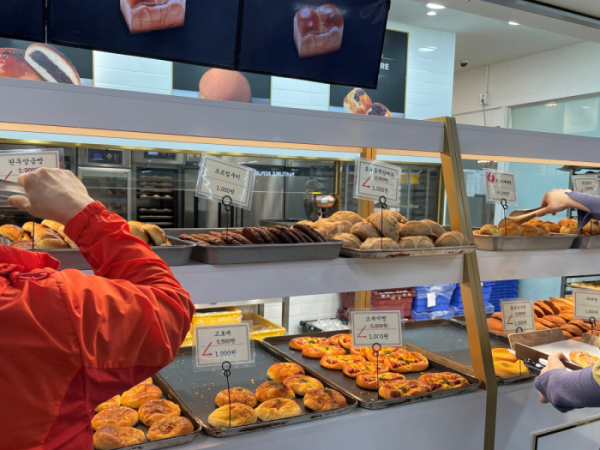 ▲12일 오후 서울 한 지하철역 상가에서 빵을 판매하고 있다. (장유진 기자 yxxj@)