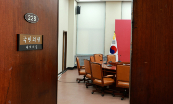 ▲제22대 국회의원 선거가 끝난 12일 서울 여의도 국회 국민의힘 대회의실 문이 개방되어 있다. 이번 총선에서 민주당은 175석을 국민의힘은 108석을 얻었다.  (뉴시스)