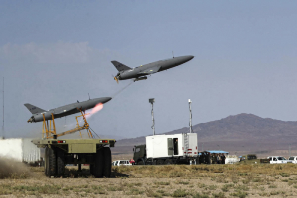 ▲지난해 10월 3일(현지시각) 이란 중북부 셈난주 주도 셈난에서 이란 공군이 드론 훈련을 하면서 무인항공기를 발사하고 있다. (AP/뉴시스)