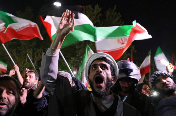 ▲이란 시민들이 14일(현지시간) 영국 대사관 앞에서 자국 드론 격추에 항의하는 시위를 하고 있다. 테헤란/AFP연합뉴스
