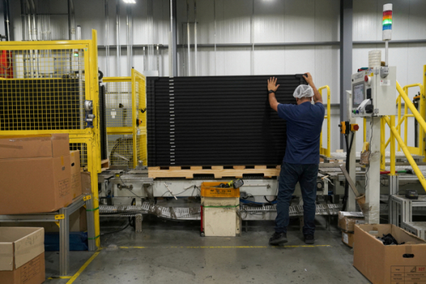 ▲미국 조지아주 달튼에 있는 한화큐셀 공장에서 한 근로자가 태양광 패널 생산라인에서 작업하고 있다. 달튼(미국)/로이터연합뉴스