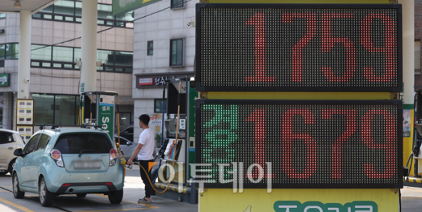 ▲중동 위기에 국제유가가 급등세를 보이는 가운데 서울 평균 휘발유 가격이 1750원을 넘어섰다. 14일 한국석유공사 유가정보시스템 오피넷에 따르면 4월 둘째 주 전국 주유소의 휘발유 평균 판매가격은 전주보다 26.3원 오른 리터(ℓ)당 1673.3원으로 집계됐다. 경유 평균 판매가는 전주보다 11.1원 상승한 리터(ℓ)당 1551.3원을 나타냈다. 사진은 이날 서울의 한 주유소 가격표. 고이란 기자 photoeran@