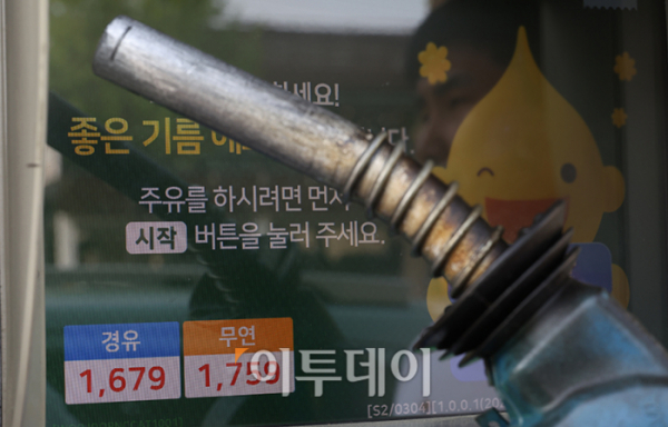 ▲중동 위기에 국제유가가 급등세를 보이는 가운데 서울 평균 휘발유 가격이 1750원을 넘어섰다. 14일 한국석유공사 유가정보시스템 오피넷에 따르면 4월 둘째 주 전국 주유소의 휘발유 평균 판매가격은 전주보다 26.3원 오른 리터(ℓ)당 1673.3원으로 집계됐다. 경유 평균 판매가는 전주보다 11.1원 상승한 리터(ℓ)당 1551.3원을 나타냈다. 사진은 이날 서울의 한 주유소 가격표. 고이란 기자 photoeran@