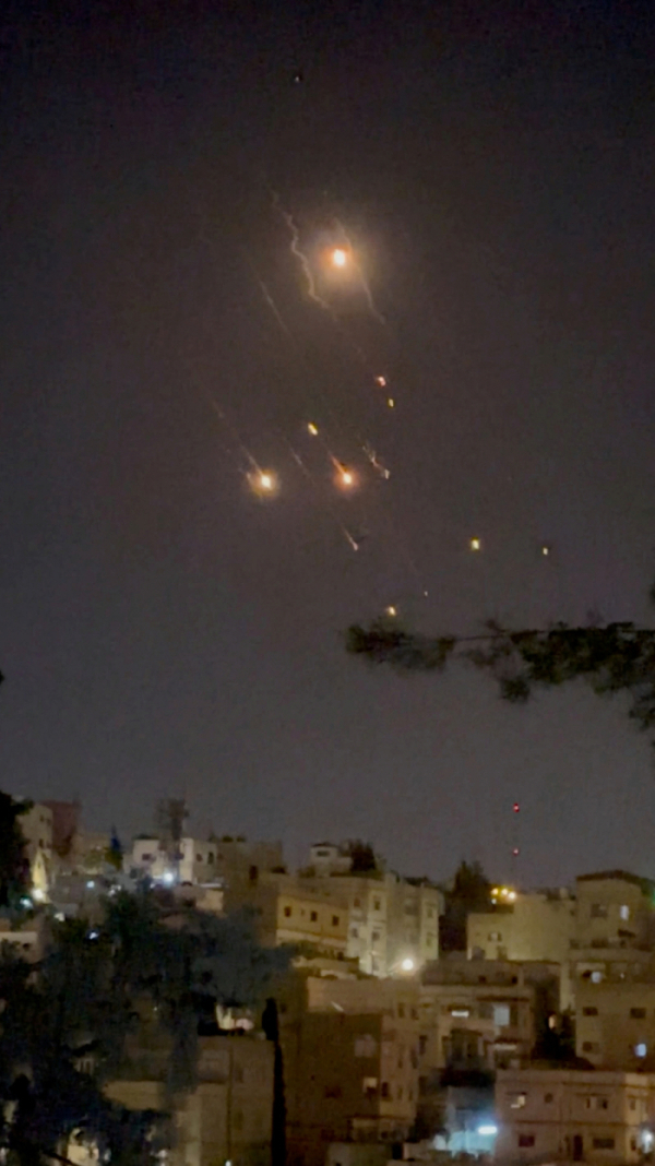 ▲요르단 수도 암만 상공에서 14일(현지시간) 이란이 이스라엘로 쏘아올린 드론들이 목표를 향해 날아가는 모습이 보인다. 암만/로이터연합뉴스