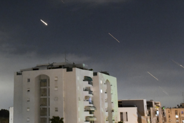 ▲이스라엘 텔아비브에서 14일(현지시간) 아이언돔 방공시스템으로부터 이란에서 발사된 미사일을 격추하려는 요격 미사일이 발사되고 있다. 텔아비브/AP연합뉴스