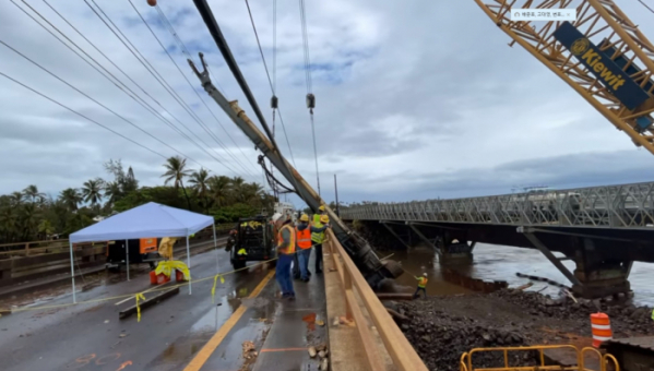 ▲폭우를 동반한 홍수로 인해 하와이주 당국이 비상사태를 선포했다. 사진은 11일(현지시간), 강 범람으로 인해 통제된 교각을 복구하는 모습.  (출처 하와이교통국)