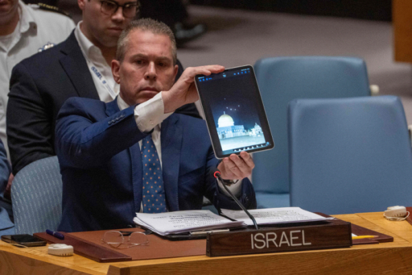 ▲길라드 에르단 주유엔 이스라엘 대사가 14일(현지시간) 유엔 안전보장이사회 긴급회의에서 이란의 보복 공습 당시 장면을 공개하고 있다. 뉴욕(미국)/AFP연합뉴스