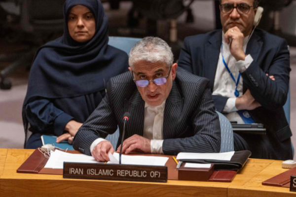 ▲아미르 사에이드 주유엔 이란 대사가 14일(현지시간) 유엔 안전보장이사회 긴급회의에서 발언하고 있다. 뉴욕(미국)/AFP연합뉴스
