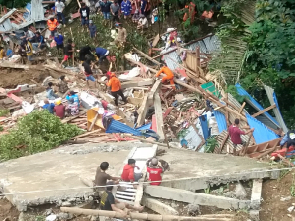 ▲인도네시아 술라웨시섬 타나 토라자에서 14일 구조대원들이 실종자를 수색하고 있다. 타나 토라자(인도네시아)/EPA연합뉴스