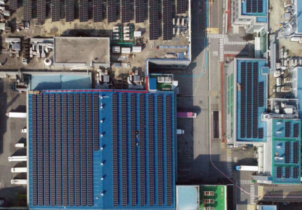 ▲CJ제일제당 진천공장 지붕에 설치된 태양광 발전소 모습 (사진제공=HD현대에너지솔루션)